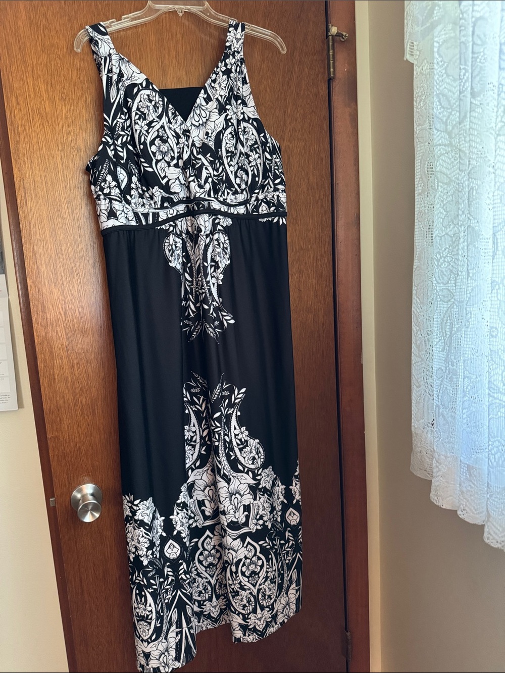 Women’s 2X Black and White Floral V-Neck Maxi Dress